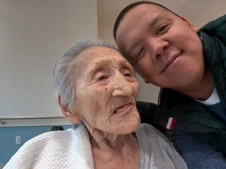 Wszystkiego najlepszego dla mojej babci. Dzisiaj mamy szczęście obchodzić jej 95. urodziny. To zdjęcie przedstawia ją w wieku 17 lat, wchodzącą do igloo swojego ojca